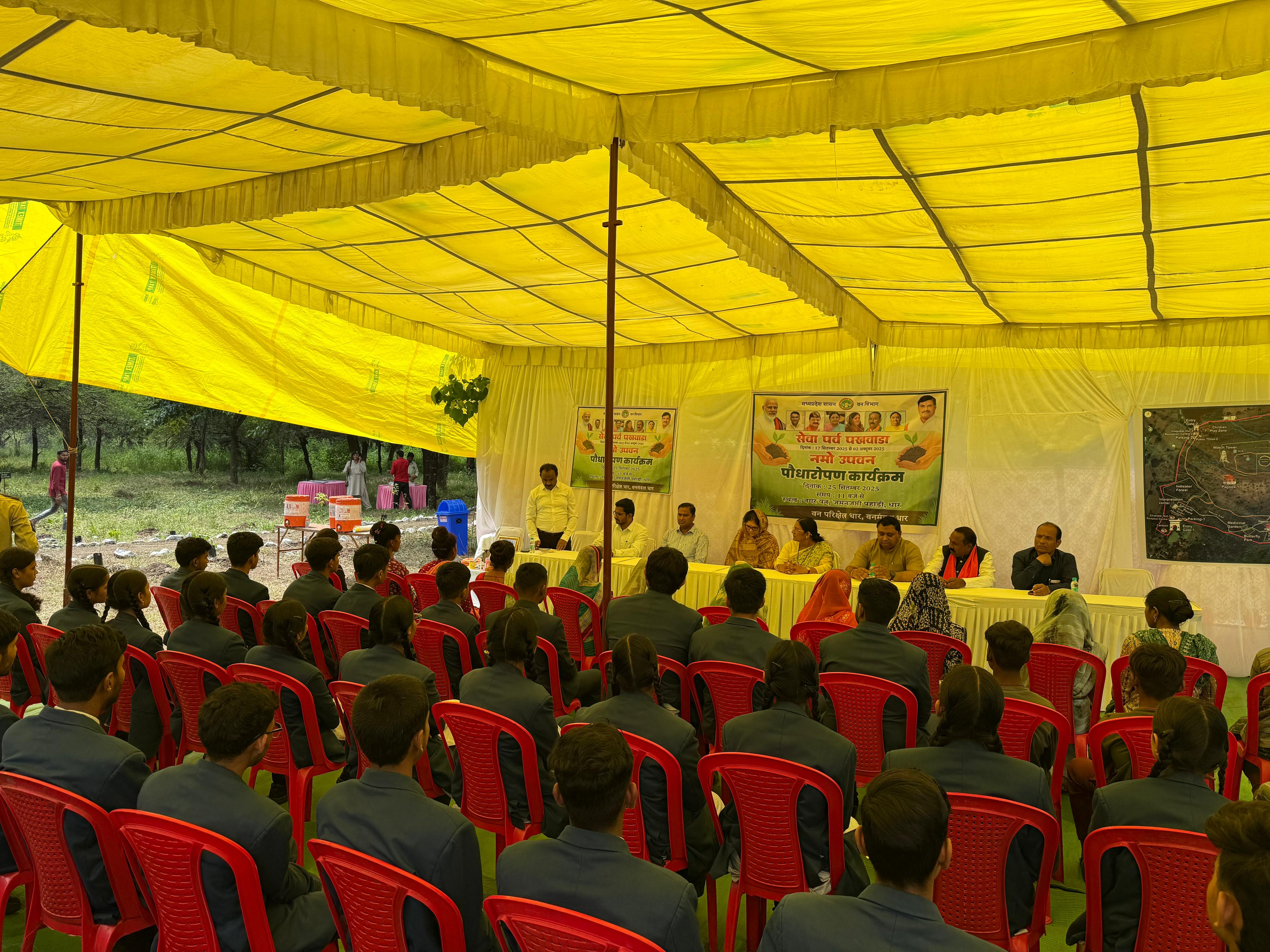 माननीय प्रधानमंत्री श्री Narendra Modi  जी के जन्मदिवस के शुभअवसर पर चलाये जा रहे " सेवा पखवाड़ा", के अंतर्गत आज धार में जमन्जप्ती पहाड़ी स्थित नमो उपवन में वन विभाग द्वारा आयोजित कार्यक्रम में पौधरोपण कर प्रकृति सेवा के अभियान को आगे बढ़ाया।